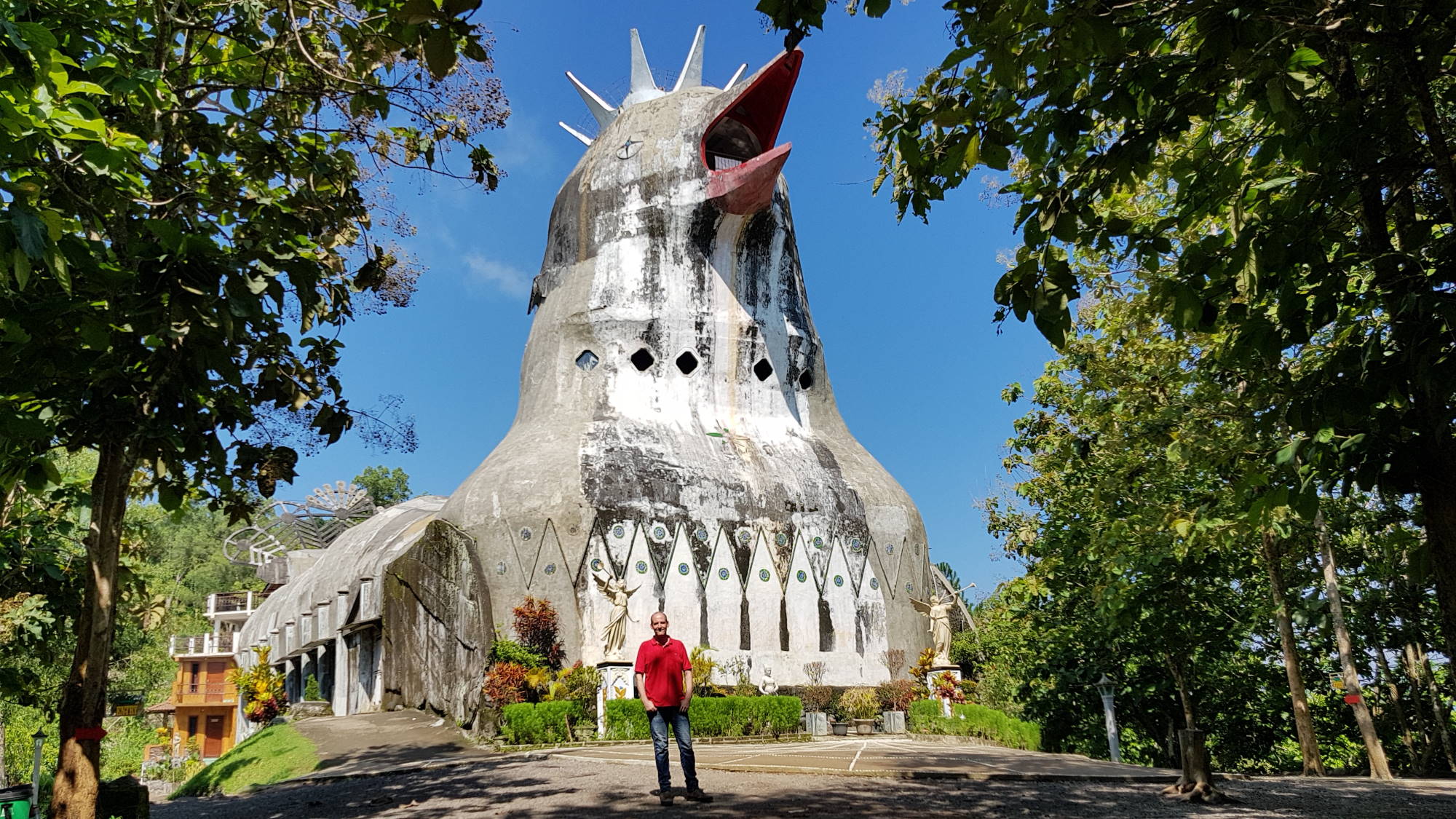 Peter voor de Chicken Church